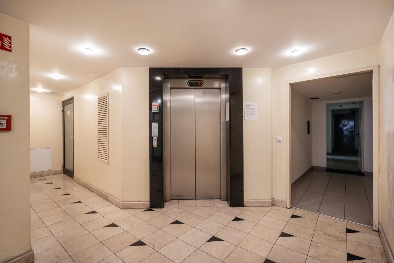 King Care With A/c Apartment *